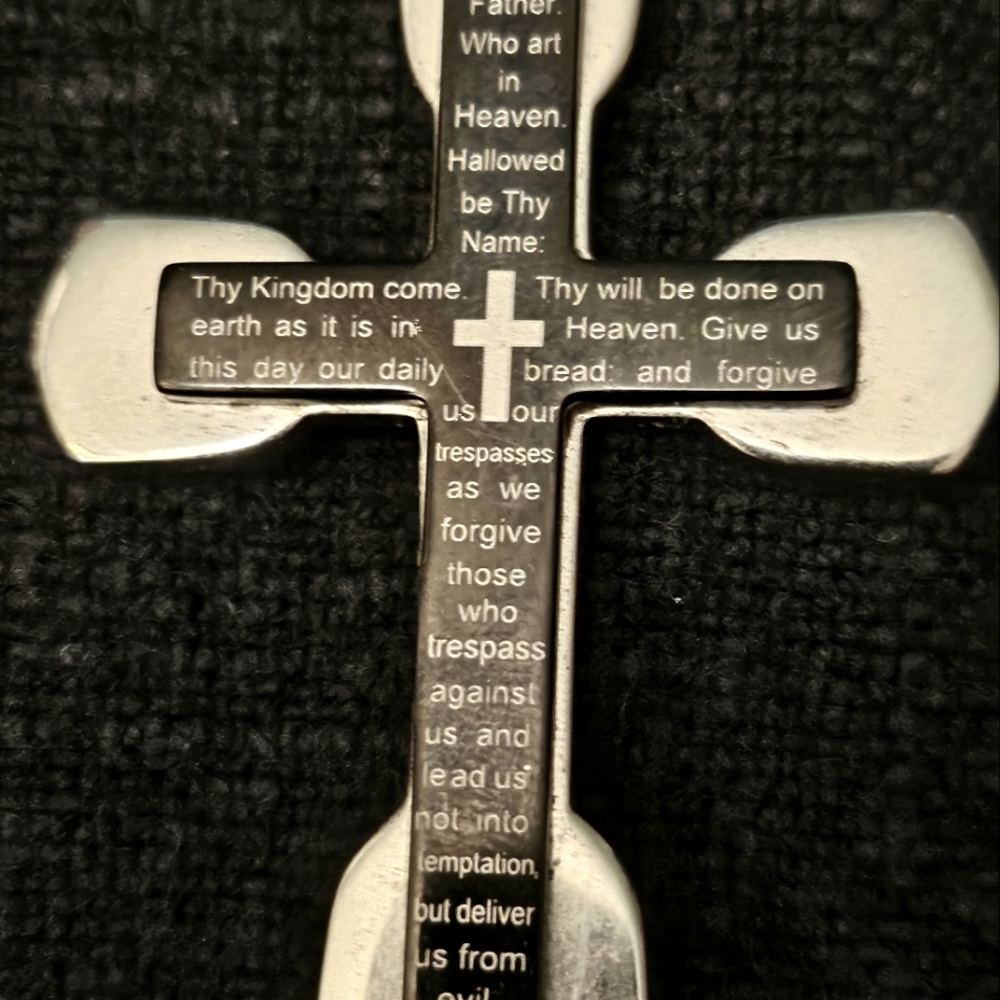 New never worn mens cross neclace